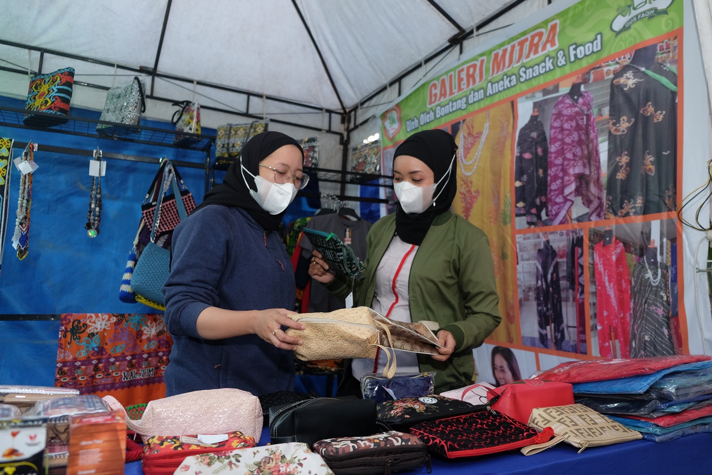 Kerajina khas Kaltim yang diproduksi pengrajin dari Mitra Binaan PKT.